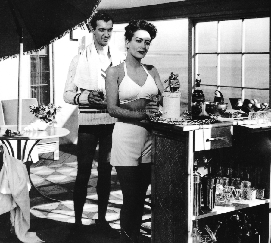 Mildred Pierce 1945 2 Joan Crawford.jpg